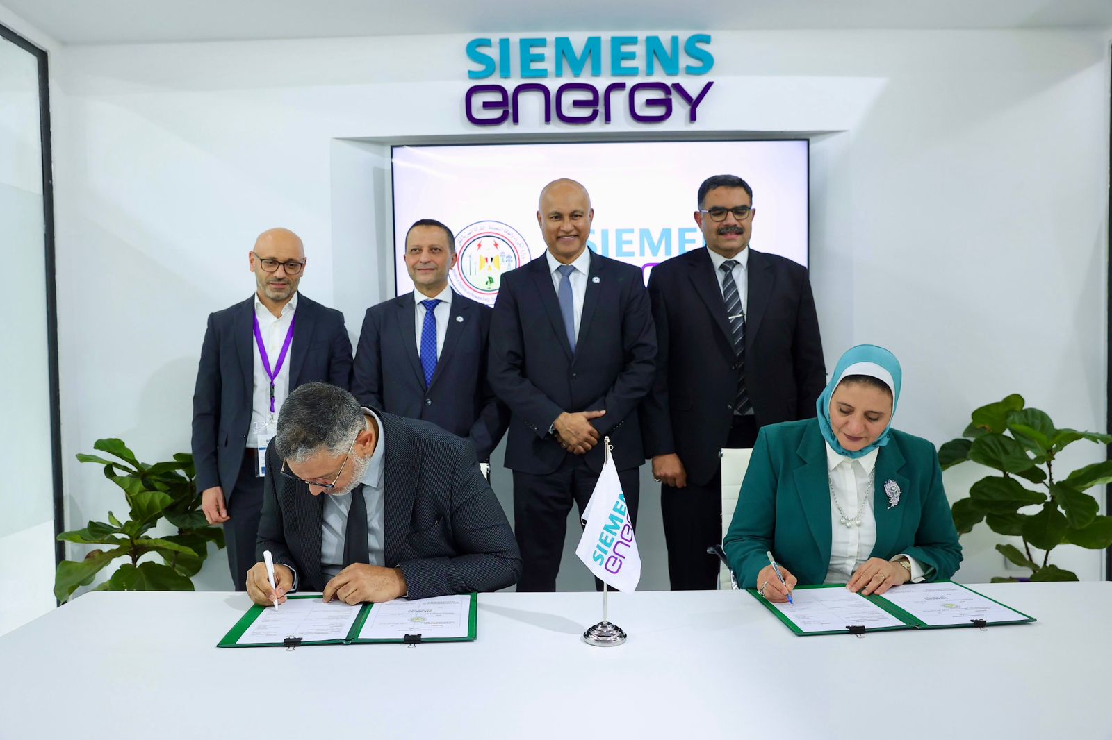 الشركة المصرية لنقل الكهرباء توقع اتفاقية لدعم وصيانة محطاتها